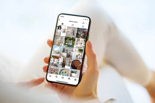 Il profilo Instagram Dmora visualizzato su uno smartphone